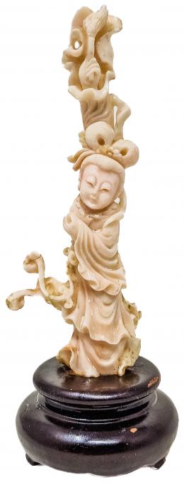 522  -  PEQUEÑA FIGURA ORIENTAL EN CORAL BLANCO 