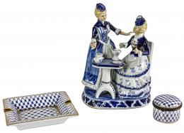 673  -  FIGURA, CENICERO Y CAJITA EN PORCELANA AZUL 