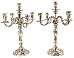 798  -  PAREJA DE CANDELABROS DEL PRIMER CUARTO DE SIGLO XX