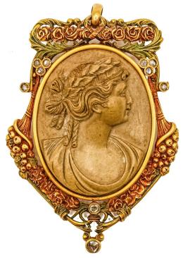 76  -  BROCHE COLGANTE CON CAMAFEO ITALIANO, DE 1920