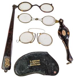 933  -  GAFAS Y DOS COLGANTES BINOCULOS DE DAMA DEL S.XIX