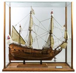 1085  -  MAQUETA DE BARCO CON URNA DE CRISTAL