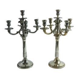 905  -  PAREJA DE CANDELABROS DE PLATA DEL PRIMER CUARTO DE S. XX