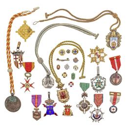 587  -  COLECCIÓN DE MEDALLAS E INSIGNIAS DE PPS. DEL S.XX