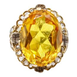 61  -  ANILLO CON ZAFIRO AMARILLO Y DIAMANTES