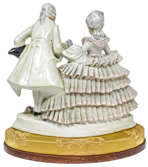 FIGURA EN PORCELANA DE MEDIADOS DE SIGLO XX