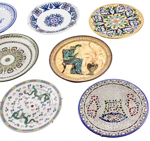 COLECCIÓN DE OCHO PLATOS DE CERÁMICA