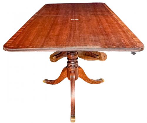 MESA DE COMEDOR Y OCHO SILLAS