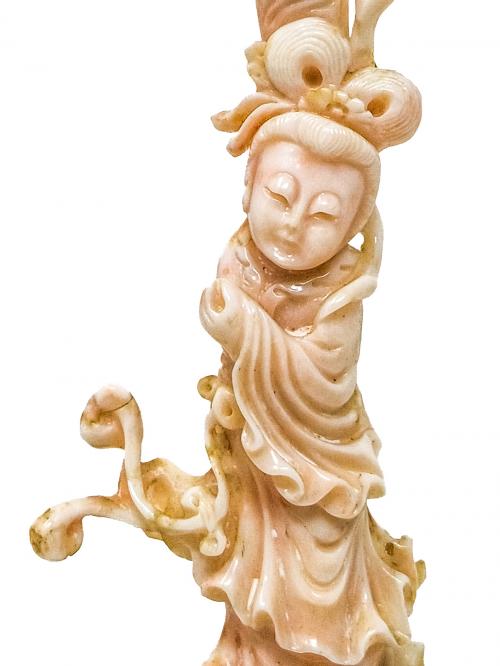 PEQUEÑA FIGURA ORIENTAL EN CORAL BLANCO 