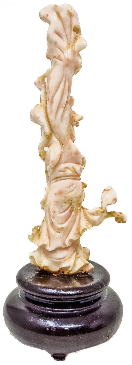 PEQUEÑA FIGURA ORIENTAL EN CORAL BLANCO 