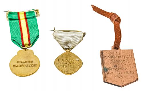 LOTE DE MEDALLAS E INSIGNIAS DEL S.XX