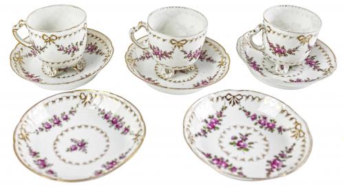 CONJUNTO DE TAZAS Y PLATO EN PORCELANA 