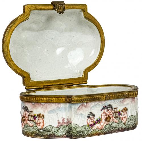 CAJA DE PORCELANA CAPODIMONTE