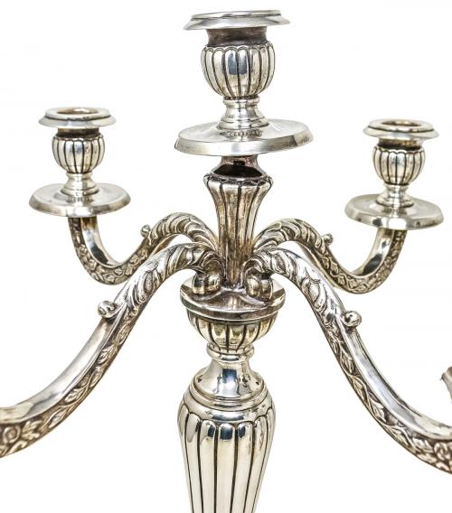 PAREJA DE CANDELABROS DE PLATA