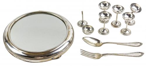 CONJUNTO DE SEIS COPITAS, DOS CUBIERTOS Y SOPORTE EN PLATA 