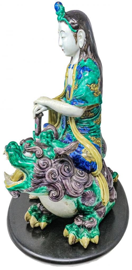 FIGURA EN PORCELANA ORIENTAL DE MEDIADOS DE S. XX