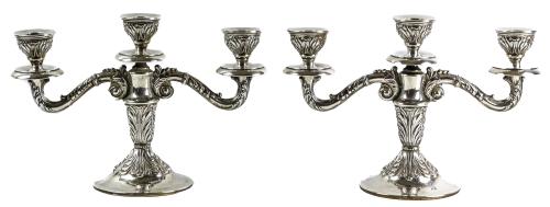 PAREJA DE CANDELABROS DE PLATA DE MEDIADOS DE SIGLO XX