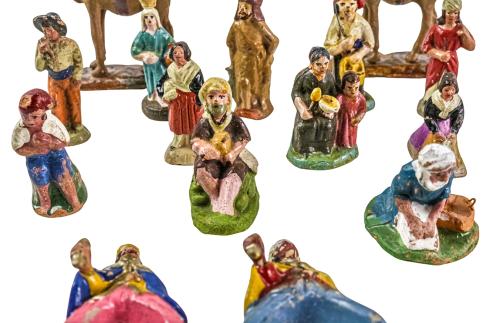 COLECCIÓN DE 29 FIGURITAS DE PESEBRE