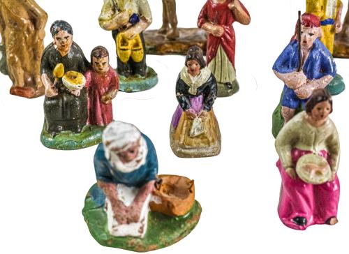 COLECCIÓN DE 29 FIGURITAS DE PESEBRE