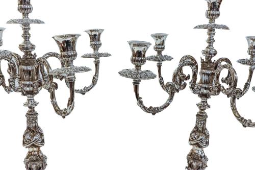 PAREJA DE CANDELABROS EN PLATA DE MEDIADOS DE SIGLO XX 