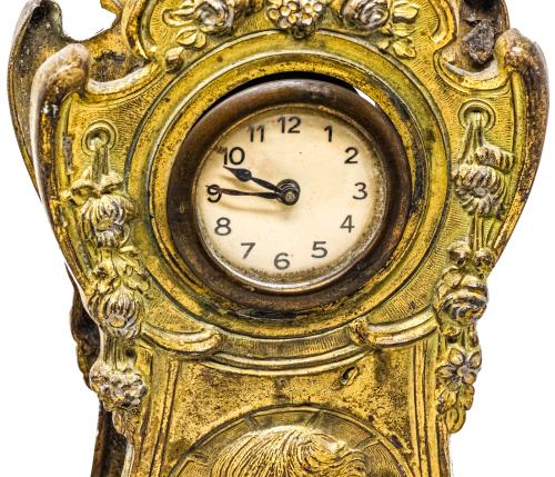 PEQUEÑO RELOJ DE SOBREMESA DE PRINCIPIOS DEL SIGLO XX