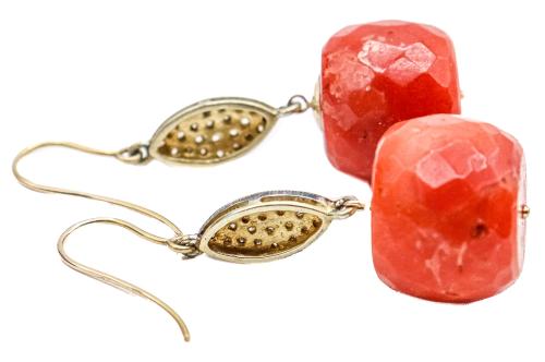 PENDIENTES LARGOS CON DIAMANTES Y CORAL