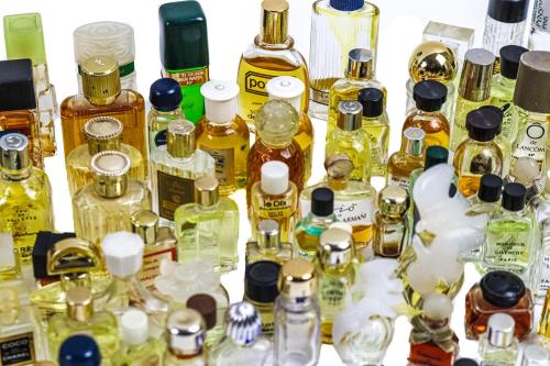 COLECCIÓN DE BOTELLITAS DE PERFUME