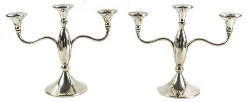 PAREJA DE CANDELABROS EN PLATA DE MEDIADOS DEL S.XX