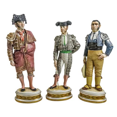 TRES FIGURAS EN PORCELANA DE ALGORA DEL ÚLTIMO CUARTO DEL S.